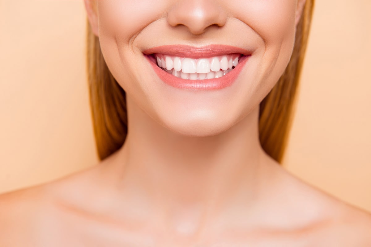 How Porcelain Veneers Can Give You a Hollywood Smile